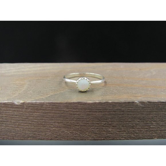 Size 6 Sterling Silver Dainty Round White Shell Band Ring Vintage Statement - Picture 1 of 6